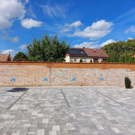 Linden Apartman 104 - Adults Only Mosonmagyaróvár Exterior foto