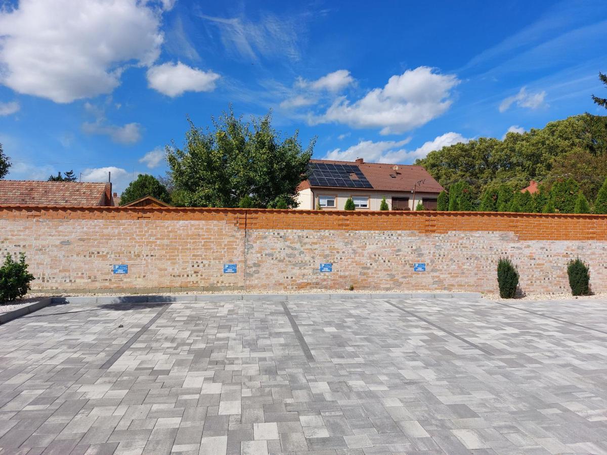 Linden Apartman 104 - Adults Only Mosonmagyaróvár Exterior foto